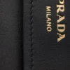 Μεσαίου μεγέθους δερμάτινη τσάντα ώμου Prada Carry Μεσαίου μεγέθους δερμάτινη τσάντα ώμου Prada Carry