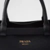 Μεσαίου μεγέθους δερμάτινη τσάντα Prada με αγκράφα και διπλή ζώνη Μεσαίου μεγέθους δερμάτινη τσάντα Prada με αγκράφα και διπλή ζώνη