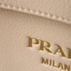 Μεσαίου μεγέθους δερμάτινη τσάντα Prada με αγκράφα και διπλή ζώνη Μεσαίου μεγέθους δερμάτινη τσάντα Prada με αγκράφα και διπλή ζώνη