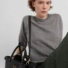 Μεσαίου μεγέθους δερμάτινη τσάντα Prada με αγκράφα και διπλή ζώνη Μεσαίου μεγέθους δερμάτινη τσάντα Prada με αγκράφα και διπλή ζώνη
