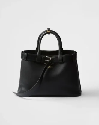 Μεσαίου μεγέθους δερμάτινη τσάντα Prada με αγκράφα και ζώνη