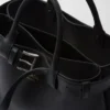 Μεσαίου μεγέθους δερμάτινη τσάντα Prada με αγκράφα και ζώνη Μεσαίου μεγέθους δερμάτινη τσάντα Prada με αγκράφα και ζώνη