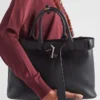 Μεσαίου μεγέθους δερμάτινη τσάντα Prada με αγκράφα και ζώνη Μεσαίου μεγέθους δερμάτινη τσάντα Prada με αγκράφα και ζώνη