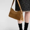 Μεσαίου μεγέθους τσάντα ώμου Prada Aimae από σουέτ Μεσαίου μεγέθους τσάντα ώμου Prada Aimae από σουέτ