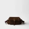 Μεσαίου μεγέθους τσάντα ώμου Prada Explore από σουέτ με πτερύγιο Μεσαίου μεγέθους τσάντα ώμου Prada Explore από σουέτ με πτερύγιο
