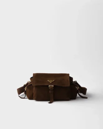 Μεσαίου μεγέθους τσάντα ώμου Prada Explore από σουέτ με πτερύγιο