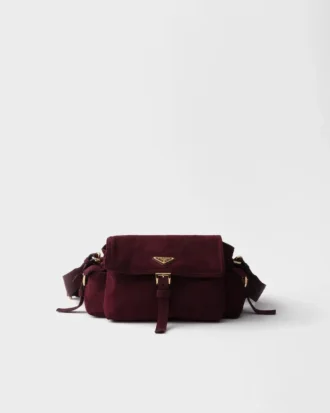 Μεσαίου μεγέθους τσάντα ώμου Prada Explore από σουέτ με πτερύγιο