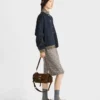 Μεσαίου μεγέθους τσάντα ώμου Prada Explore από σουέτ με πτερύγιο Μεσαίου μεγέθους τσάντα ώμου Prada Explore από σουέτ με πτερύγιο