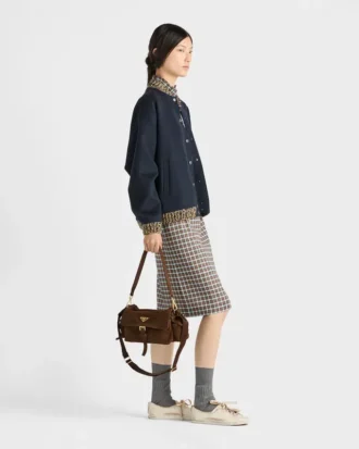 Μεσαίου μεγέθους τσάντα ώμου Prada Explore από σουέτ με πτερύγιο