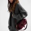 Μεσαίου μεγέθους τσάντα ώμου Prada Explore από σουέτ με πτερύγιο Μεσαίου μεγέθους τσάντα ώμου Prada Explore από σουέτ με πτερύγιο