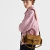 Μεσαίου μεγέθους τσάντα ώμου Prada Explore από σουέτ με πτερύγιο Μεσαίου μεγέθους τσάντα ώμου Prada Explore από σουέτ με πτερύγιο