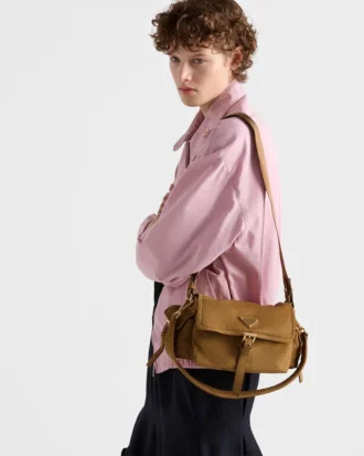 Μεσαίου μεγέθους τσάντα ώμου Prada Explore από σουέτ με πτερύγιο