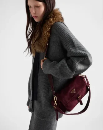Μεσαίου μεγέθους τσάντα ώμου Prada Explore από σουέτ με πτερύγιο