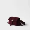 Μεσαίου μεγέθους τσάντα ώμου Prada Explore από σουέτ με πτερύγιο Μεσαίου μεγέθους τσάντα ώμου Prada Explore από σουέτ με πτερύγιο