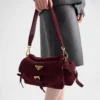 Μεσαίου μεγέθους τσάντα ώμου Prada Explore από σουέτ με πτερύγιο Μεσαίου μεγέθους τσάντα ώμου Prada Explore από σουέτ με πτερύγιο