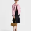 Μεσαίου μεγέθους τσάντα ώμου Prada Explore από σουέτ με πτερύγιο Μεσαίου μεγέθους τσάντα ώμου Prada Explore από σουέτ με πτερύγιο