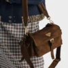 Μεσαίου μεγέθους τσάντα ώμου Prada Explore από σουέτ με πτερύγιο Μεσαίου μεγέθους τσάντα ώμου Prada Explore από σουέτ με πτερύγιο
