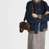Μεσαίου μεγέθους τσάντα ώμου Prada Explore από σουέτ με πτερύγιο Μεσαίου μεγέθους τσάντα ώμου Prada Explore από σουέτ με πτερύγιο