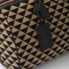 Μεσαίου μεγέθους τσάντα ταξιδίου Prada με κεντημένο Symbole