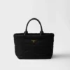 Μεσαίου μεγέθους τσάντα tote με επένδυση από Re-Nylon και δέρμα