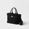 Μεσαίου μεγέθους τσάντα tote με επένδυση από Re-Nylon και δέρμα