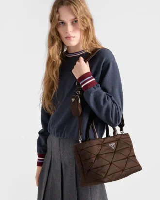 Μεσαίου μεγέθους τσάντα tote με επένδυση από Re-Nylon και δέρμα