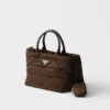 Μεσαίου μεγέθους τσάντα tote με επένδυση από Re-Nylon και δέρμα