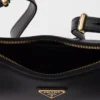 Μικρή δερμάτινη τσάντα ώμου Prada Arqua Μικρή δερμάτινη τσάντα ώμου Prada Arqua