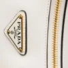 Μικρή δερμάτινη τσάντα ώμου Prada Arqua Μικρή δερμάτινη τσάντα ώμου Prada Arqua