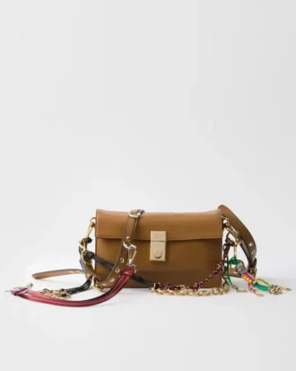 Μικρή δερμάτινη τσάντα ώμου Prada Soft με διακοσμητικά στοιχεία