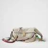 Μικρή δερμάτινη τσάντα ώμου Prada Soft με διακοσμητικά στοιχεία Μικρή δερμάτινη τσάντα ώμου Prada Soft με διακοσμητικά στοιχεία