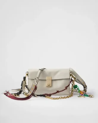 Μικρή δερμάτινη τσάντα ώμου Prada Soft με διακοσμητικά στοιχεία
