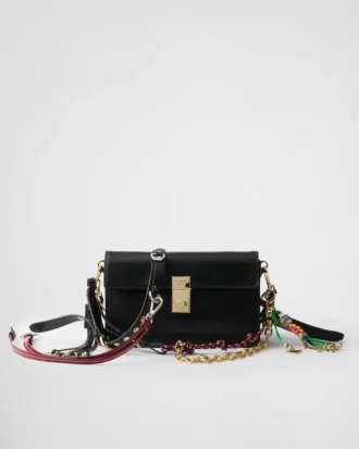 Μικρή δερμάτινη τσάντα ώμου Prada Soft με διακοσμητικά στοιχεία