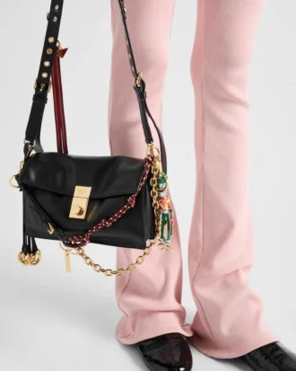 Μικρή δερμάτινη τσάντα ώμου Prada Soft με διακοσμητικά στοιχεία