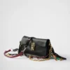 Μικρή δερμάτινη τσάντα ώμου Prada Soft με διακοσμητικά στοιχεία Μικρή δερμάτινη τσάντα ώμου Prada Soft με διακοσμητικά στοιχεία