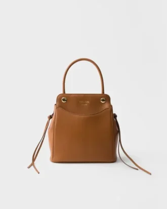 Μικρή δερμάτινη τσάντα Prada Carry