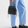 Μικρή δερμάτινη τσάντα Prada Carry Μικρή δερμάτινη τσάντα Prada Carry
