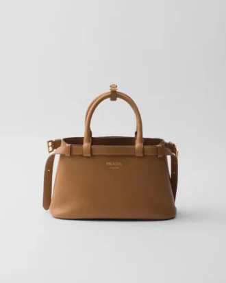 Μικρή δερμάτινη τσάντα Prada με αγκράφα και διπλό λουρί