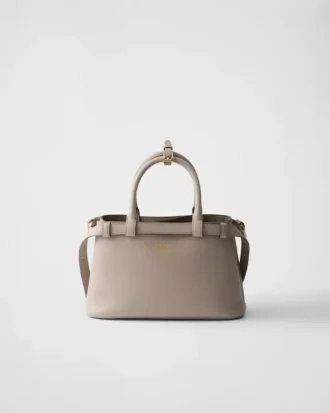 Μικρή δερμάτινη τσάντα Prada με αγκράφα και διπλό λουρί