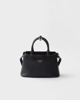 Μικρή δερμάτινη τσάντα Prada με αγκράφα και διπλό λουρί