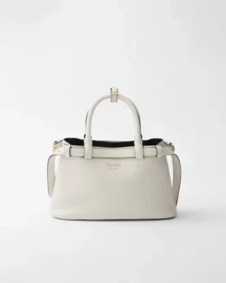 Μικρή δερμάτινη τσάντα Prada με αγκράφα και διπλό λουρί
