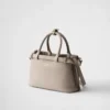 Μικρή δερμάτινη τσάντα Prada με αγκράφα και διπλό λουρί