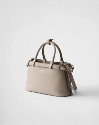Μικρή δερμάτινη τσάντα Prada με αγκράφα και διπλό λουρί