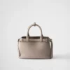 Μικρή δερμάτινη τσάντα Prada με αγκράφα και διπλό λουρί