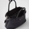 Μικρή δερμάτινη τσάντα Prada με αγκράφα και διπλό λουρί