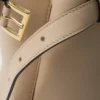 Μικρή δερμάτινη τσάντα Prada με αγκράφα και διπλό λουρί