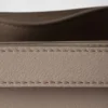 Μικρή δερμάτινη τσάντα Prada με αγκράφα και διπλό λουρί