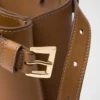 Μικρή δερμάτινη τσάντα Prada με αγκράφα και διπλό λουρί