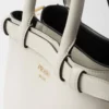 Μικρή δερμάτινη τσάντα Prada με αγκράφα και διπλό λουρί Μικρή δερμάτινη τσάντα Prada με αγκράφα και διπλό λουρί