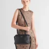 Μικρή δερμάτινη τσάντα Prada με αγκράφα και διπλό λουρί